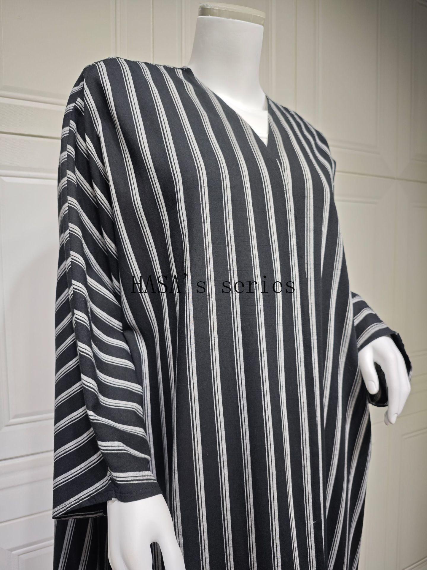 LUMAYA5096 Stylish Black and White Striped Long Coat with A Loose-fitting, Open-front Design.