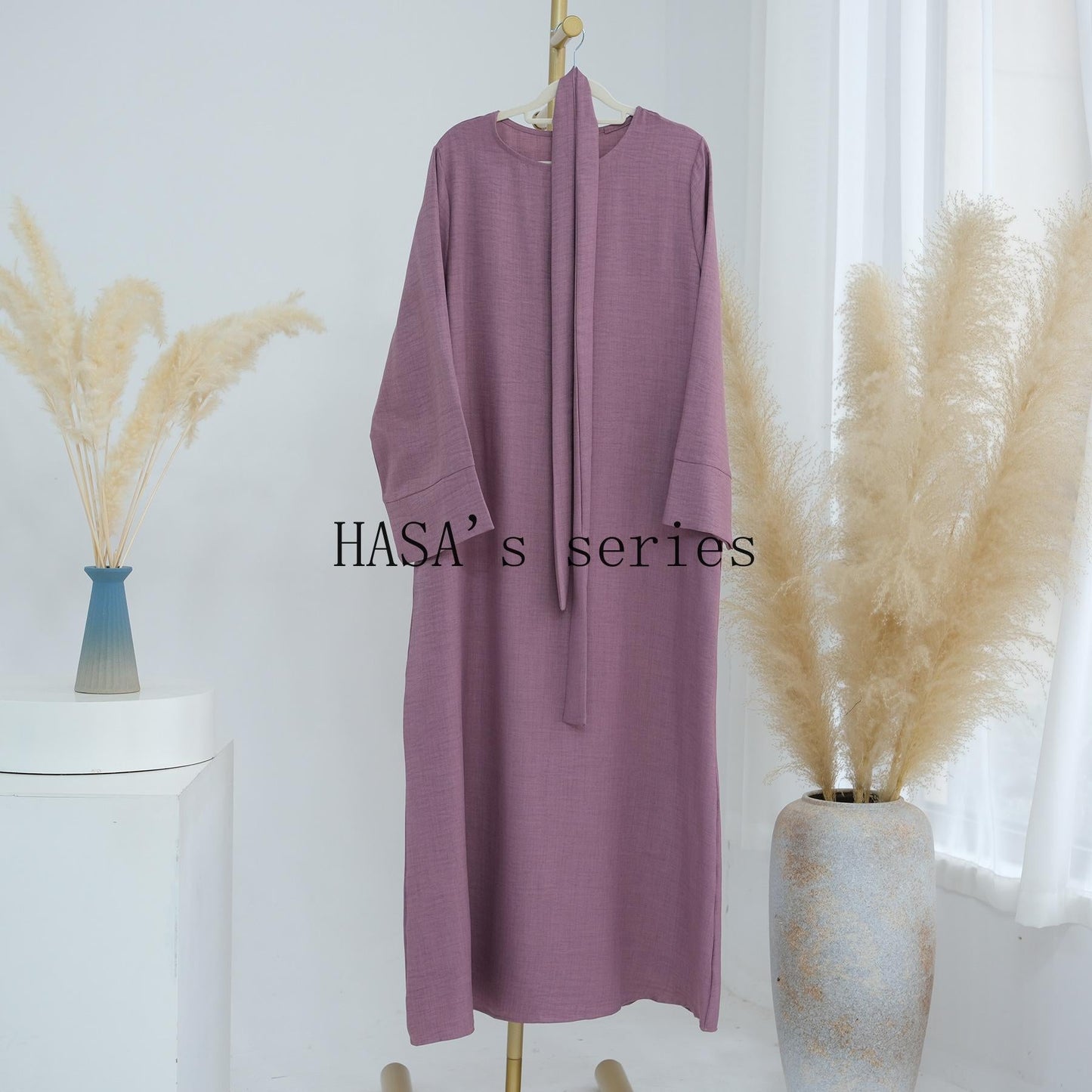LUMAYA4848 A simple, waist-cinching spring/summer dress with a relaxed, long design.