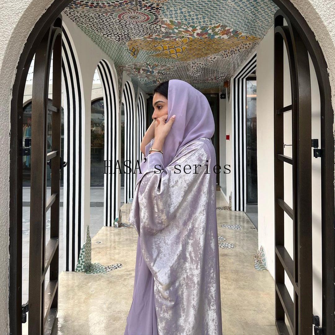 LUMAYA5091 A long robe with gilded highlights, featuring a simple yet elegant dress design.