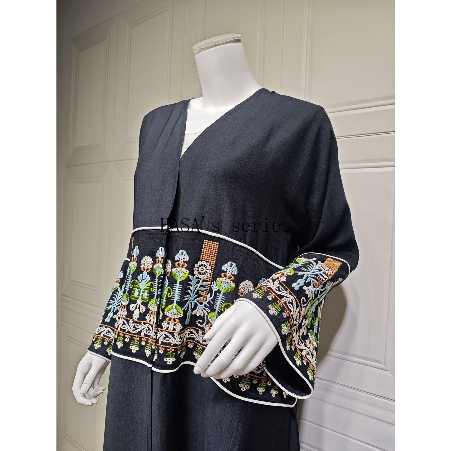 LUMAYA5102 Simple Embroidered Long Robe/jacket with A Loose and Comfortable Open-front Design.
