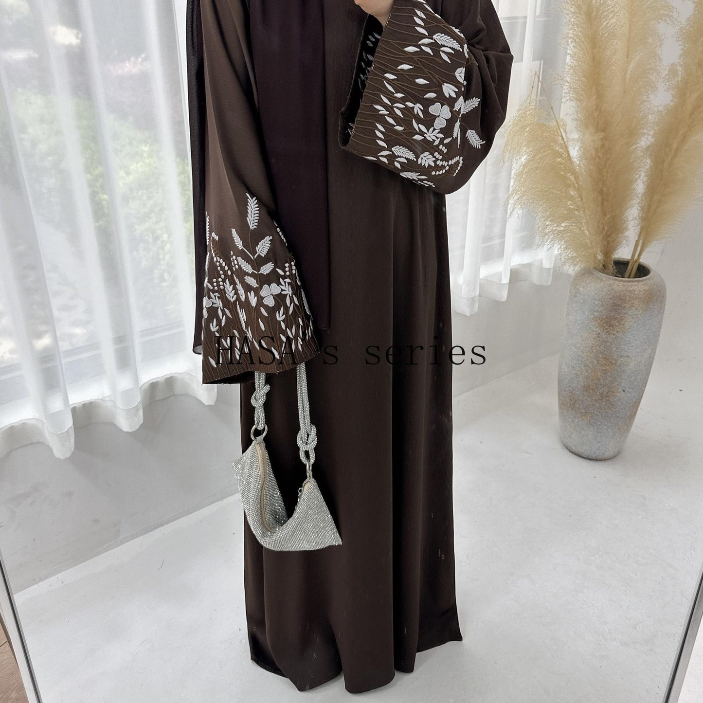 LUMAYA4832 A Long Robe with Leaf-patterned Embroidery, Showcasing Subtle Yet Exquisite Texture.