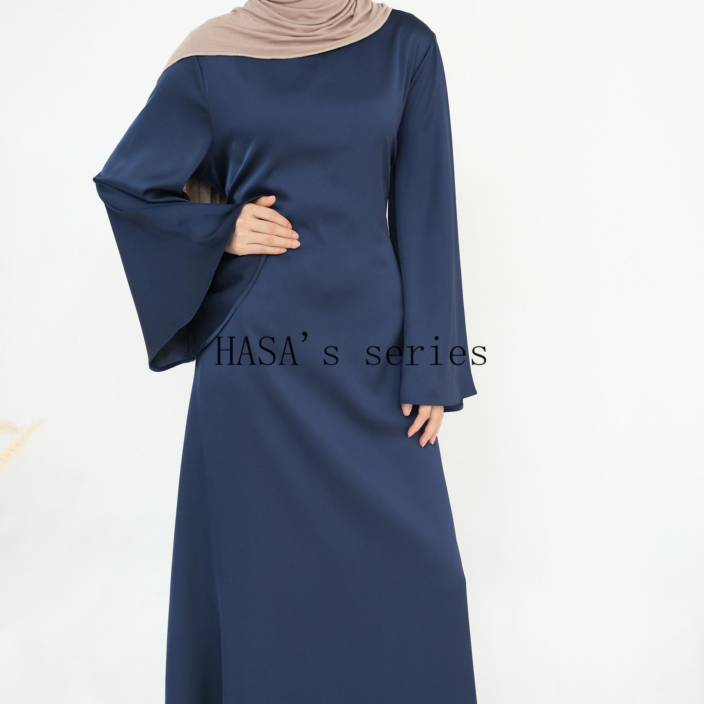 LUMAYA4847 A Long Dress with A Fitted Waist Design, Featuring A Clean and Elegant Silhouette.