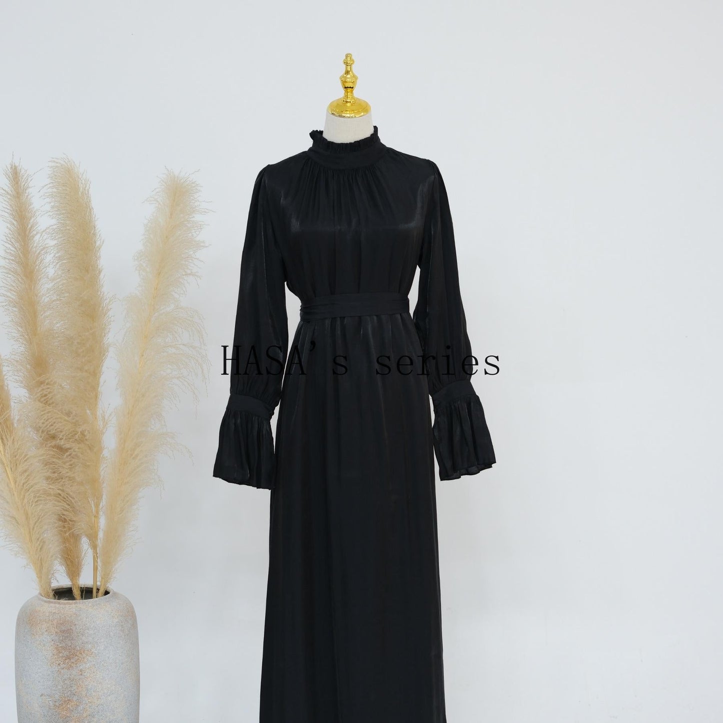 LUMAYA4857 A High-necked, Belted Dress, A Classic Style TLUMAYAt Exudes Elegant CLUMAYArm.