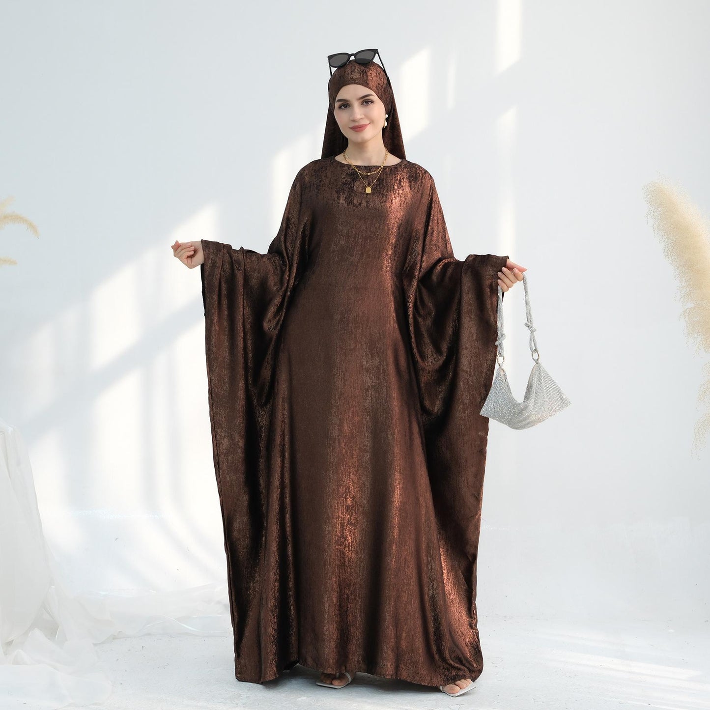 LUMAYA5878 A Glossy Dress TLUMAYAt Combines Softness and Fluidity