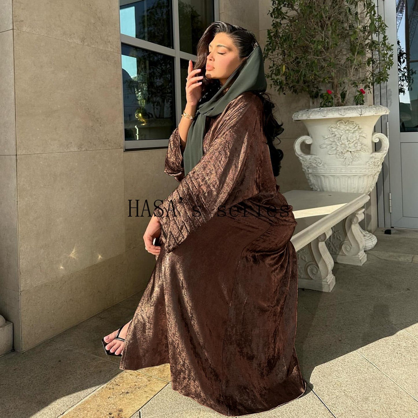 LUMAYA4844 A loose, long, robe-style dress made of velvet material, an elegant and sophisticated design with a refined texture.