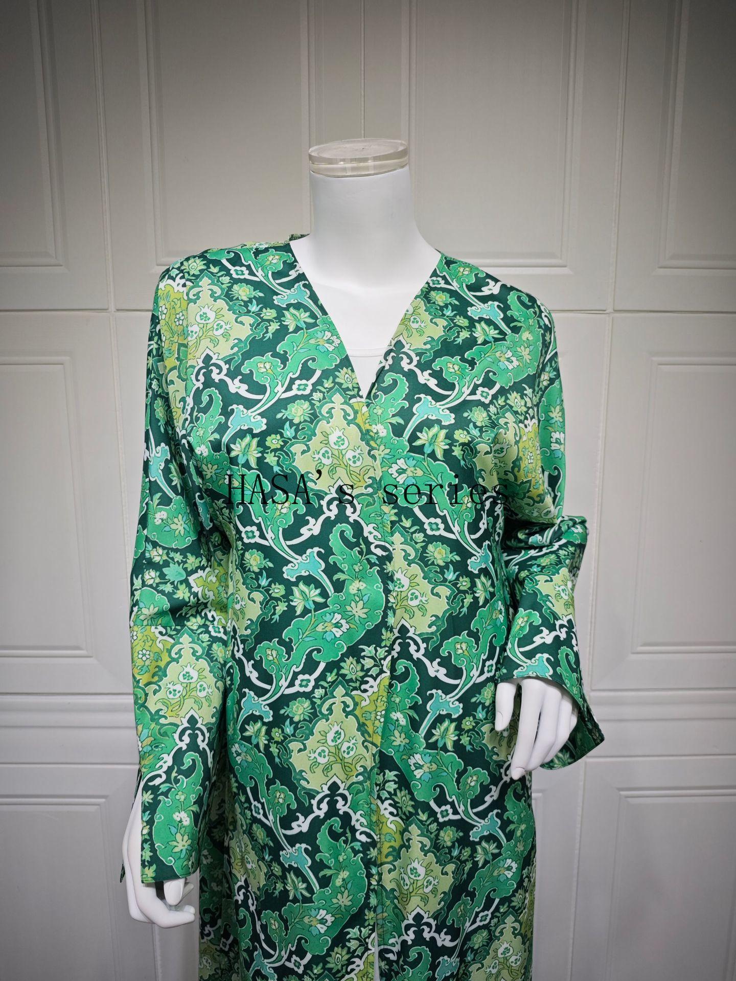 LUMAYA5088 A Stylish Two-piece Set Featuring A Snake Print Pattern, with A Loose, SLUMAYAwl-style Outer Layer and A Matching Headscarf Design.