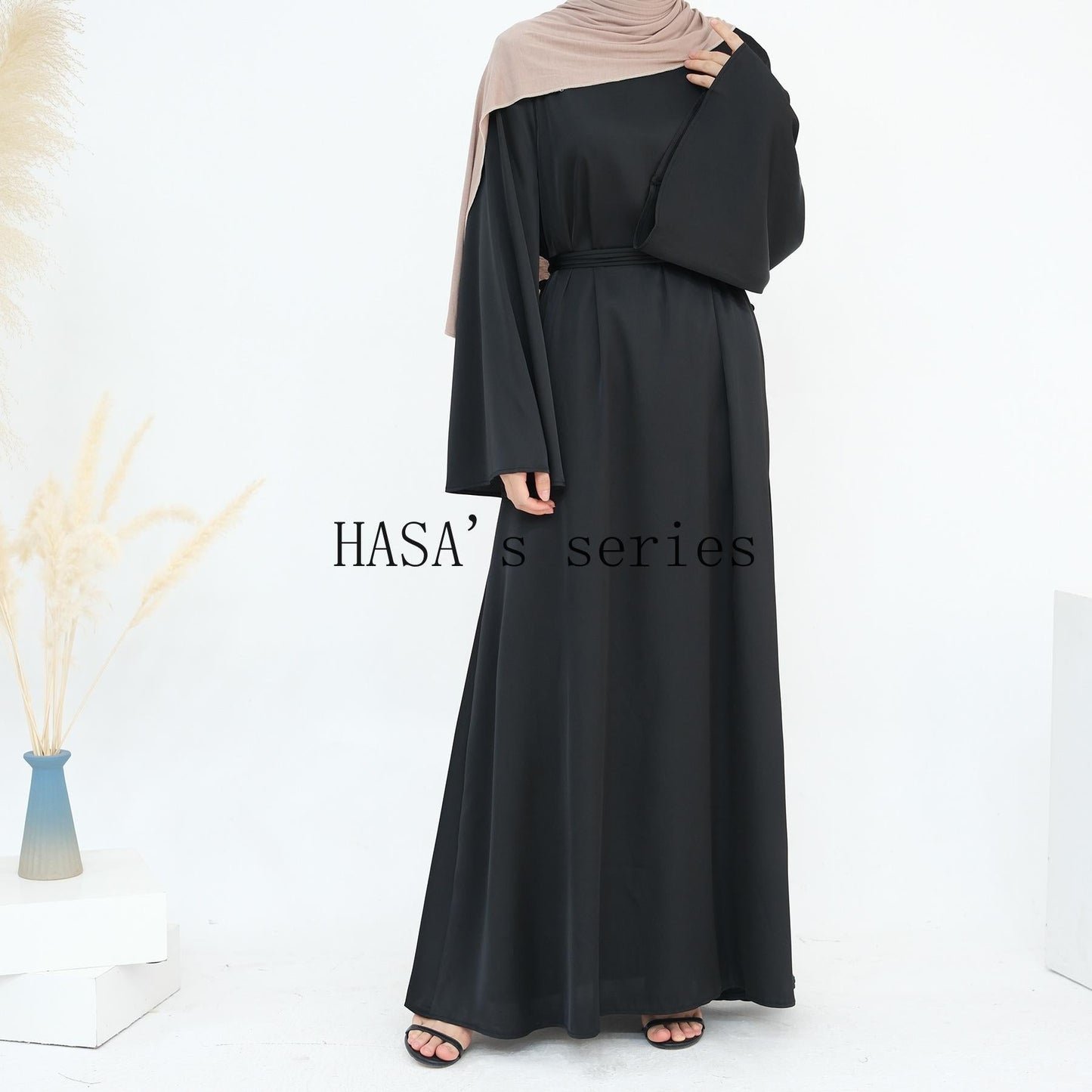 LUMAYA4847 A Long Dress with A Fitted Waist Design, Featuring A Clean and Elegant Silhouette.