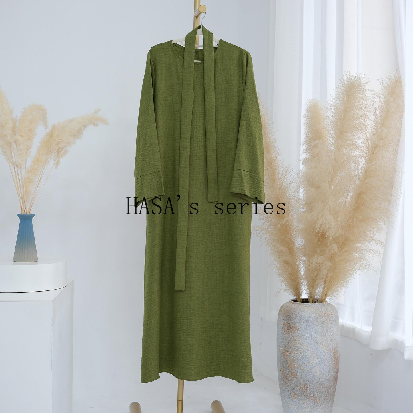 LUMAYA4848 A simple, waist-cinching spring/summer dress with a relaxed, long design.