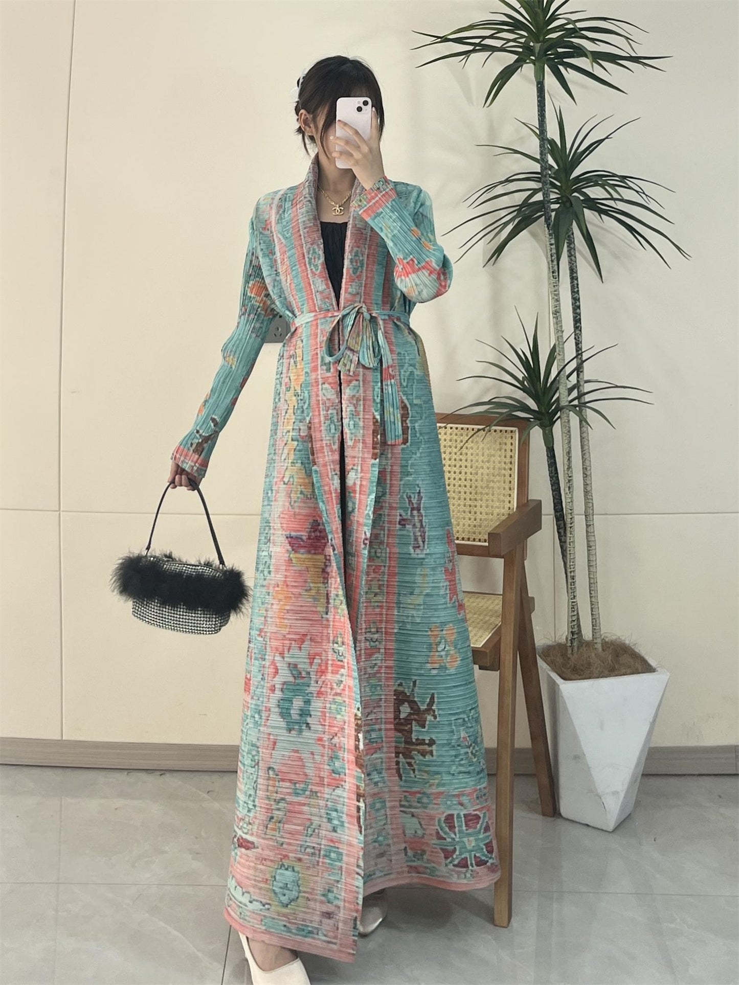 LUMAYA5852 Elegant, Retro-style Long Cardigan with Contrasting Printed Pattern.