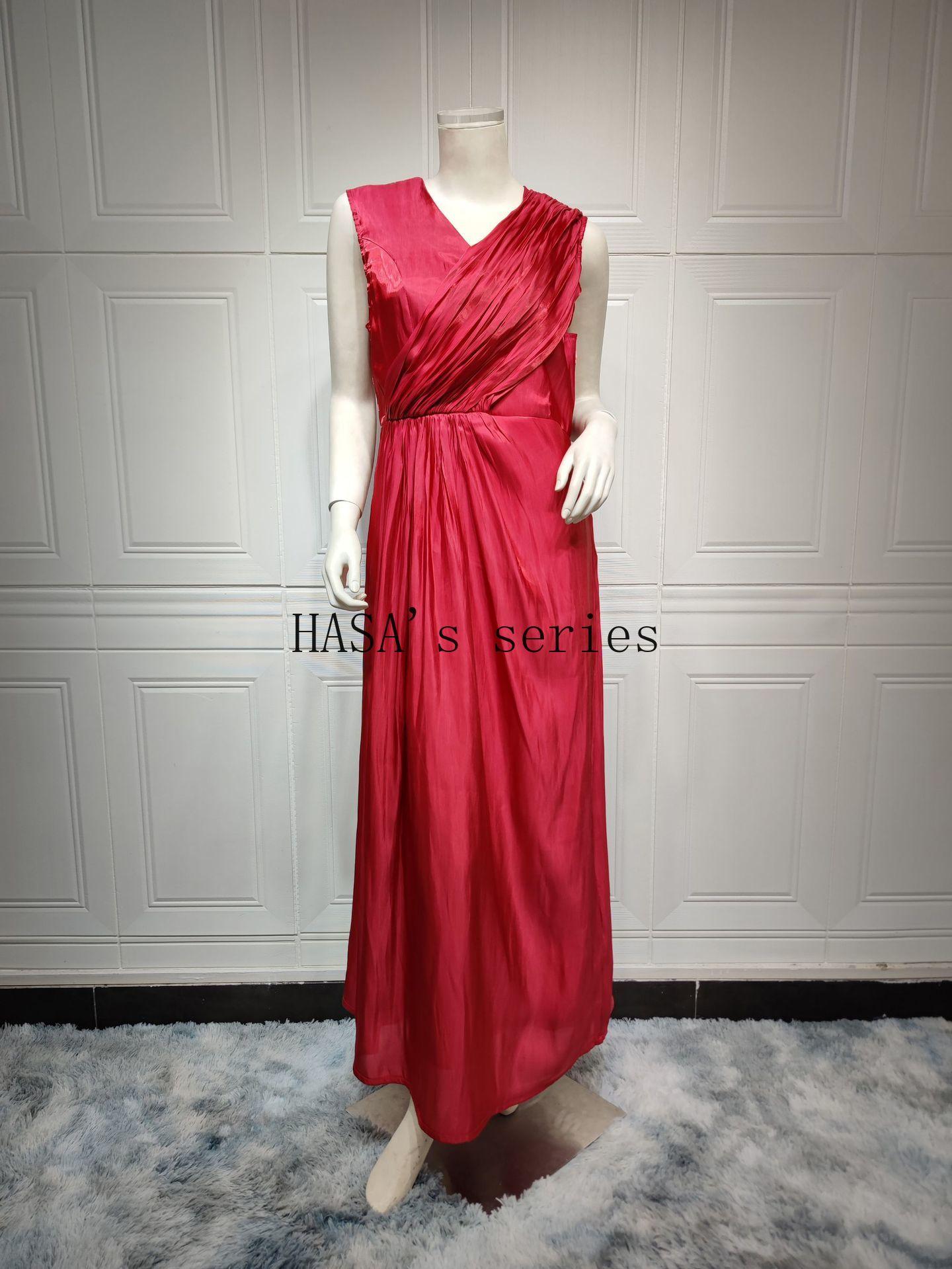 LUMAYA5094 Simple yet elegant and lustrous silk suit, featuring an elegantly pleated two-piece dress design.