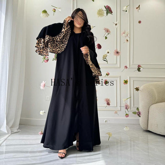 LUMAYA5103 A black robe with leopard print details, a simple and elegant cardigan-style dress.