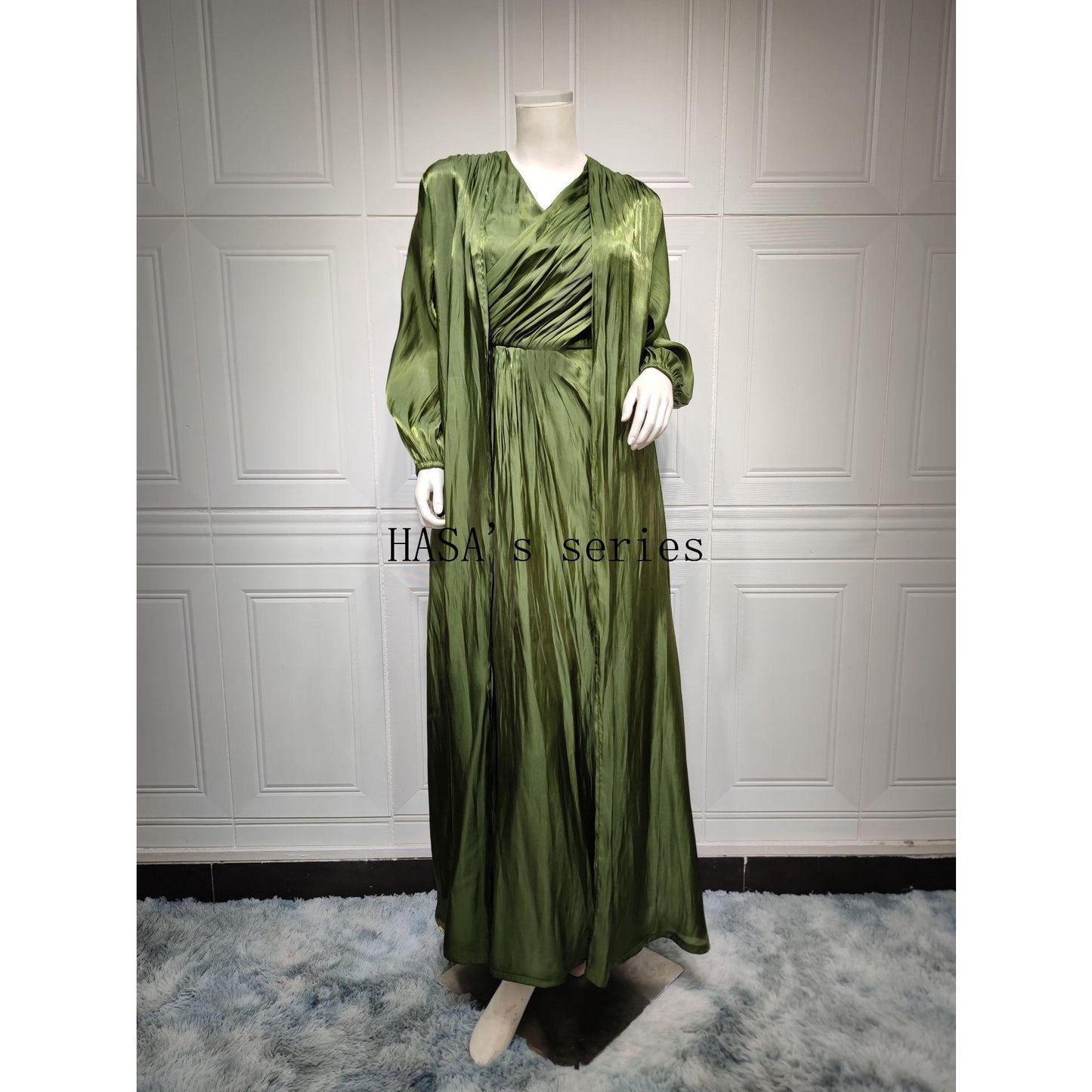 LUMAYA5094 Simple yet elegant and lustrous silk suit, featuring an elegantly pleated two-piece dress design.