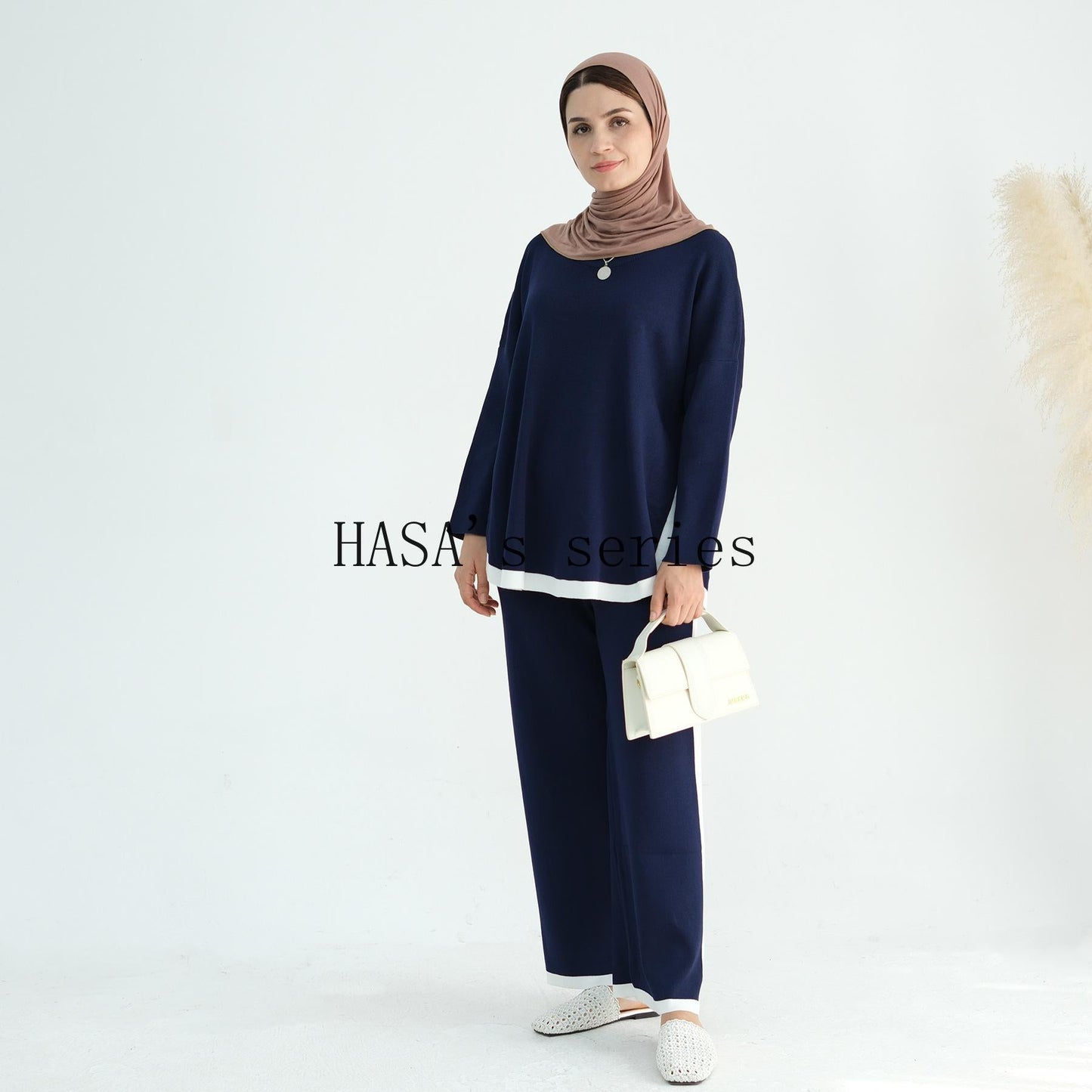 LUMAYA5149 Simple and elegant knitted set, featuring a loose-fitting, thick, long-sleeved two-piece design.