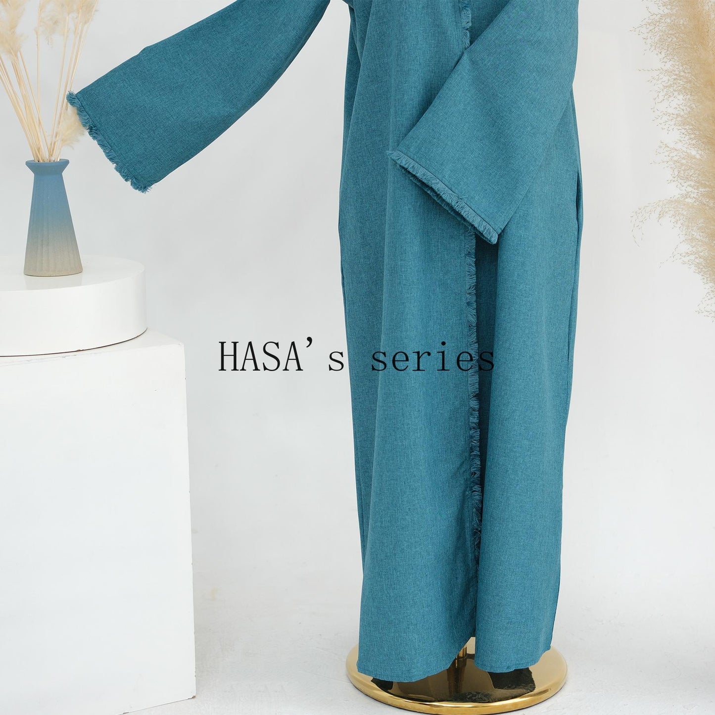 LUMAYA5147 Elegant Long Cardigan Robe with Flowing Tassels, A Loose-fitting, Coat-style Dress.