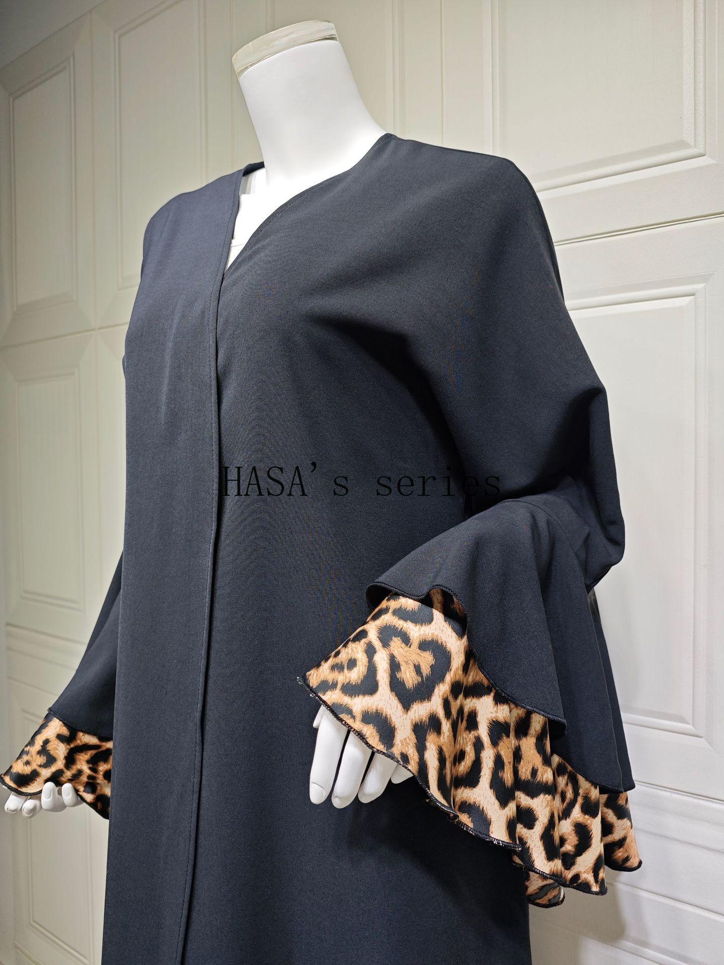 LUMAYA5103 A black robe with leopard print details, a simple and elegant cardigan-style dress.