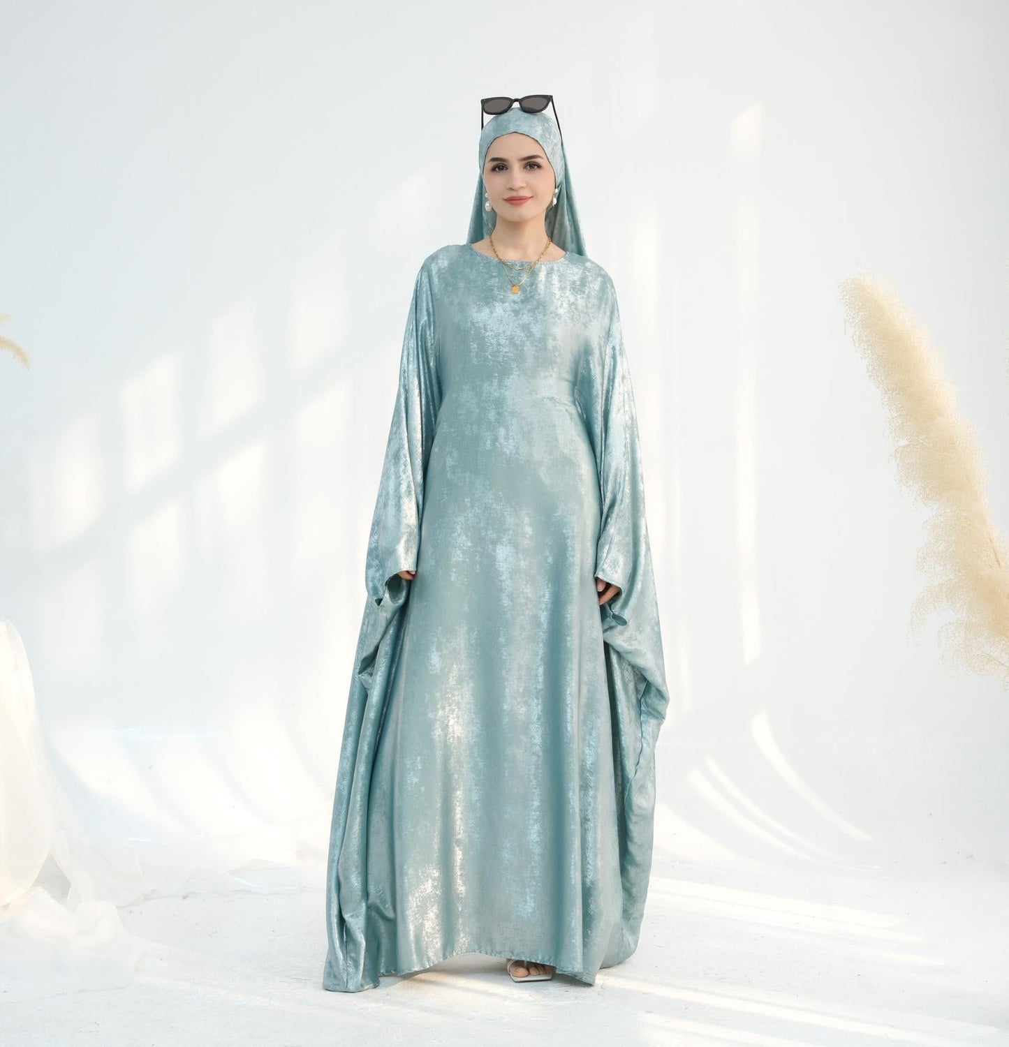 LUMAYA5878 A Glossy Dress TLUMAYAt Combines Softness and Fluidity