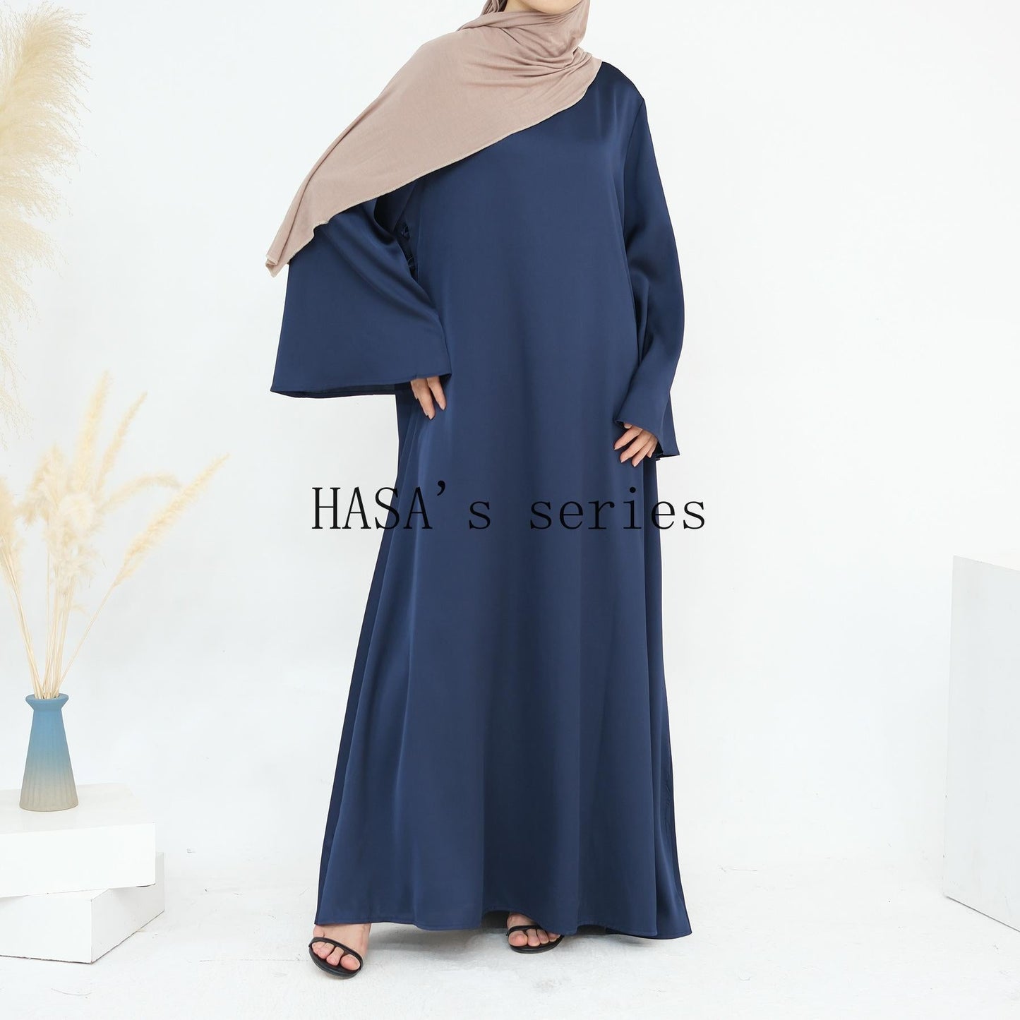 LUMAYA4847 A Long Dress with A Fitted Waist Design, Featuring A Clean and Elegant Silhouette.
