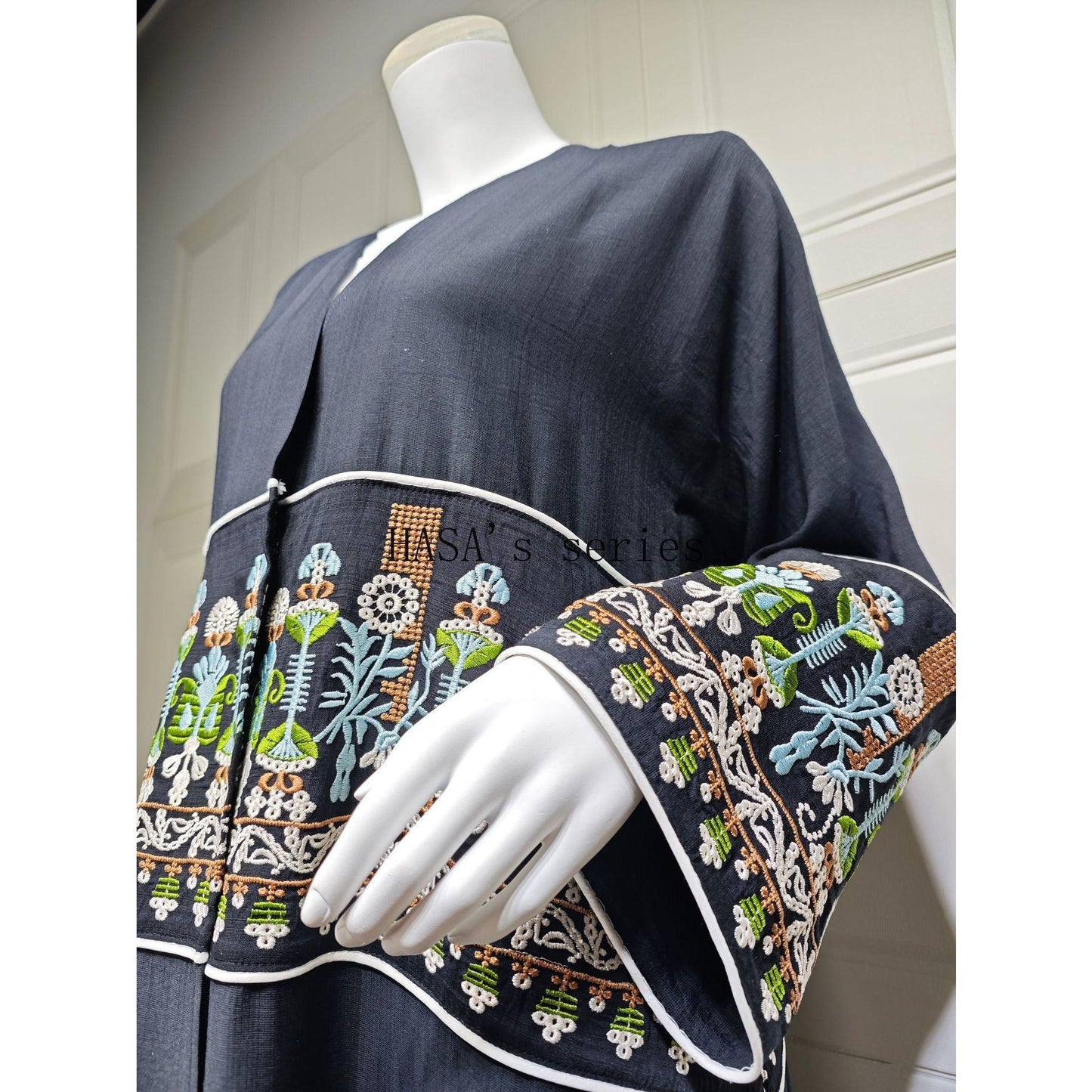 LUMAYA5102 Simple Embroidered Long Robe/jacket with A Loose and Comfortable Open-front Design.