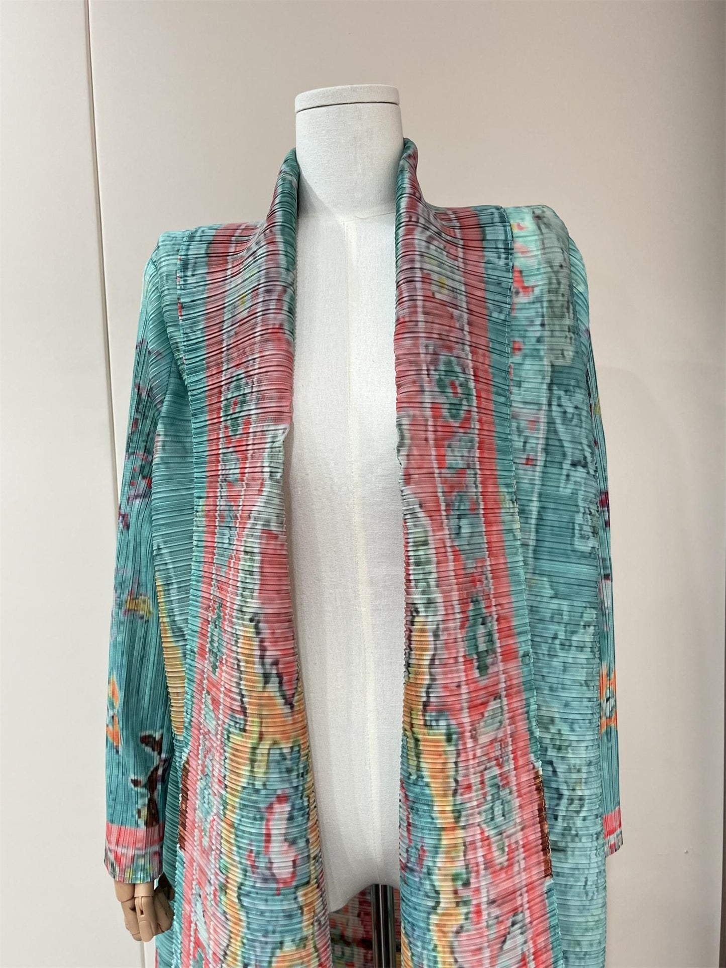 LUMAYA5852 Elegant, Retro-style Long Cardigan with Contrasting Printed Pattern.