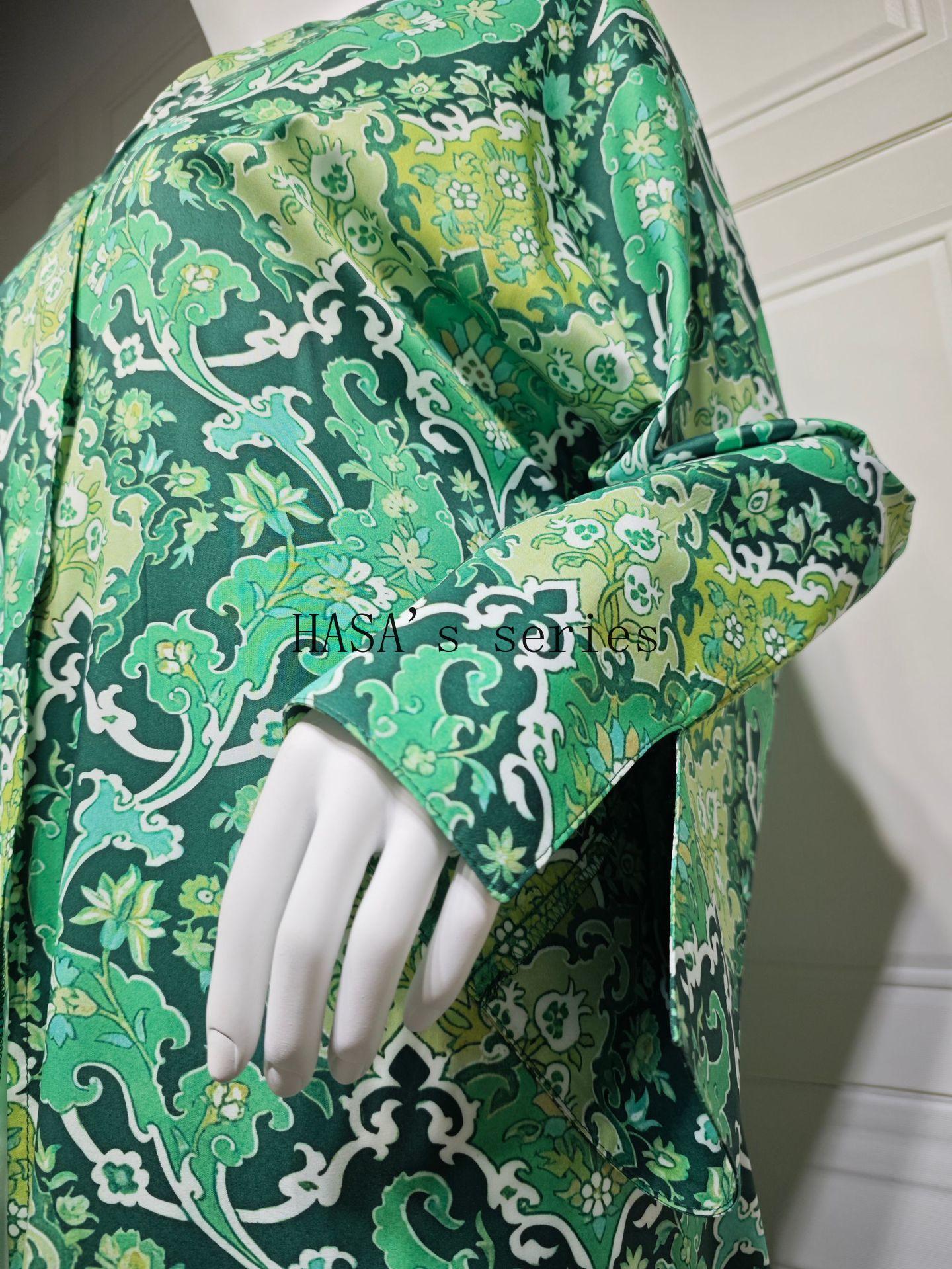 LUMAYA5088 A Stylish Two-piece Set Featuring A Snake Print Pattern, with A Loose, SLUMAYAwl-style Outer Layer and A Matching Headscarf Design.