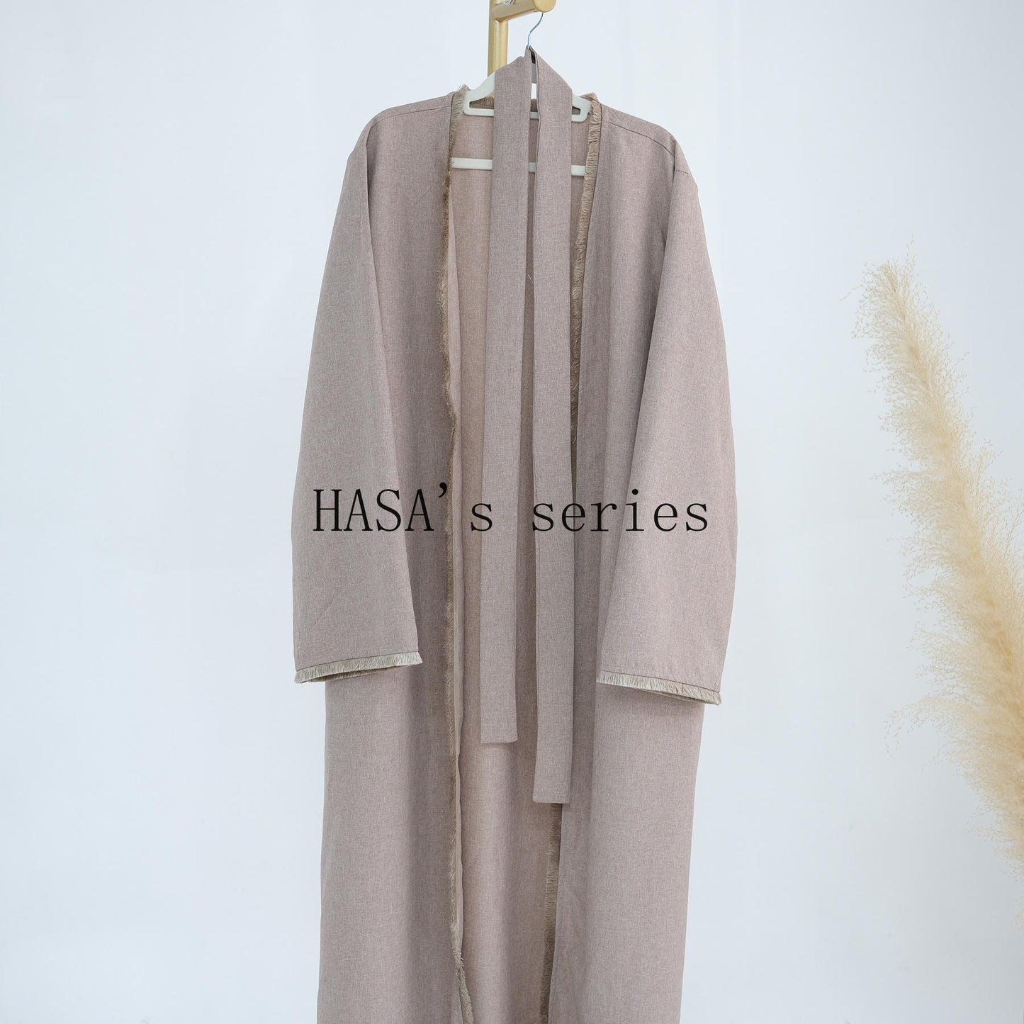 LUMAYA5147 Elegant Long Cardigan Robe with Flowing Tassels, A Loose-fitting, Coat-style Dress.