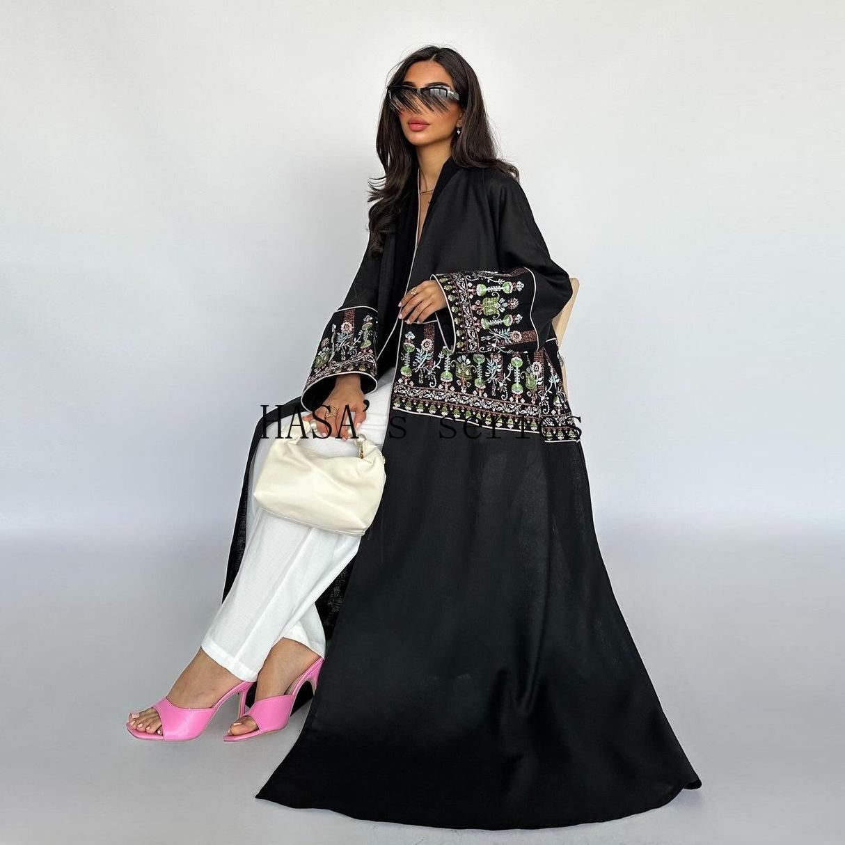 LUMAYA5102 Simple Embroidered Long Robe/jacket with A Loose and Comfortable Open-front Design.